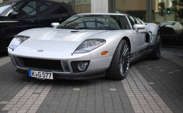 What's the Best Method for Protecting a Ford GT's Carbon Fiber Body Panels?